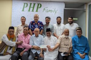 Kidney Foundation cheqe handover Pic
